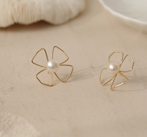 Clover with Fresh Water Pearl Ear Studs