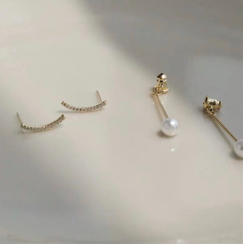 Dangling Pearl with Smiling Curve Ear Jacket / Earrings